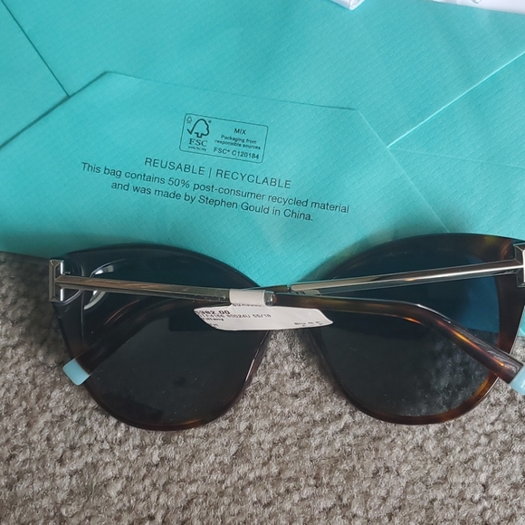 Tiffany new host pick  new sunglasses comes with all xo bagged etc all 2025 firm - Picture 14 of 17